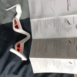 Photo client : lunettes anti-cernes à côté de leur notice multilingue