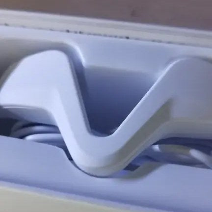 Photo client : lunettes anti-cernes rangées dans leur boîte avec le câble