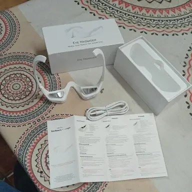 Photo client : déballage des lunettes anti-cernes avec boîte, câble et notice