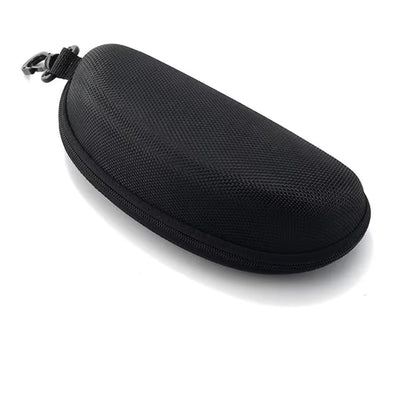Étui rigide noir vu de profil avec sa coque texturée et sa fermeture éclair